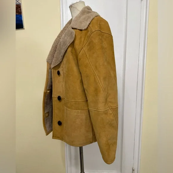 New-Reformation
Veda Luca Suede shearing coat
Parmesan Suede - Picture 11 of 16